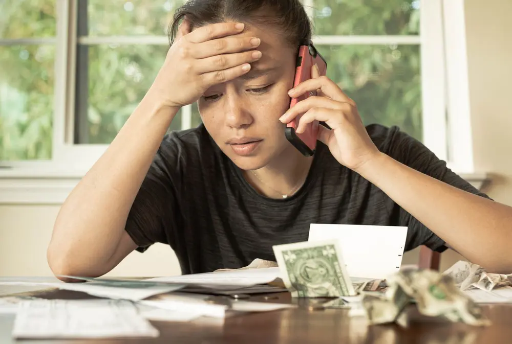 Tiêu xài không kiểm soát dễ đẩy người trẻ vào khủng hoảng tài chính và tinh thần