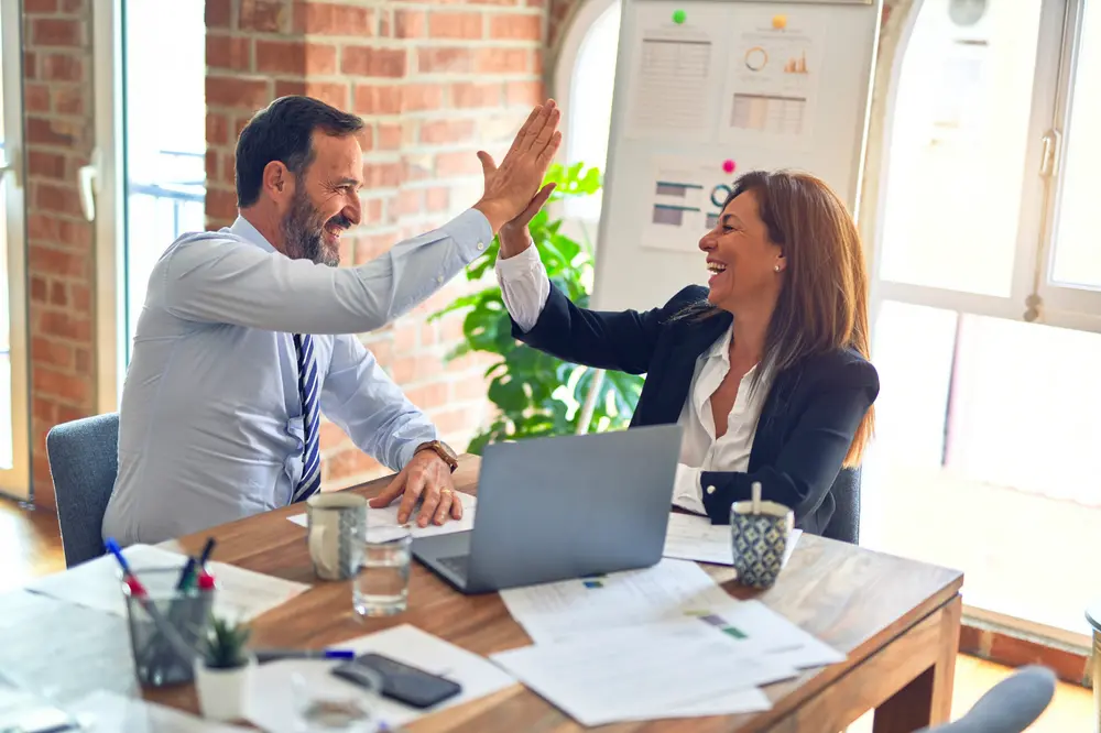 Kỹ năng giao tiếp tốt sẽ giúp bạn xây dựng nhiều mối quan hệ, tự tin hơn và có nhiều cơ hội trong công việc