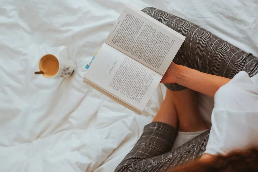 Bạn có thể tham khảo phong cách sống tối giản từ sách, vlog, influencer,... nhưng không nên sao chép y nguyên