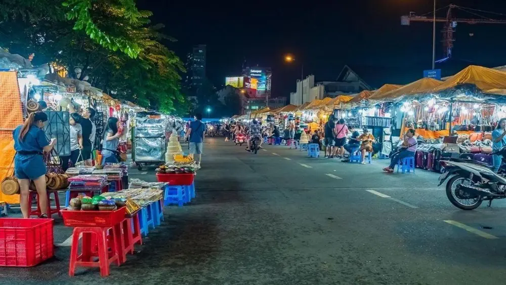 Không khí nhộn nhịp tại chợ Bến Thành vào buổi tối