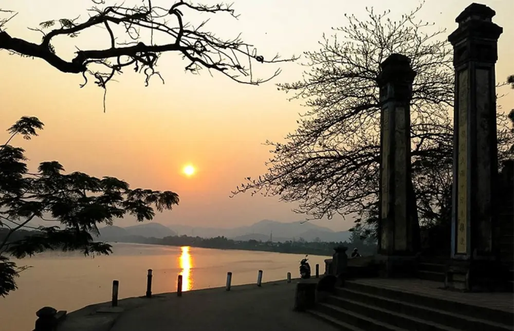 Chùa Thiên Mụ bên dòng sông Hương lúc hoàng hôn