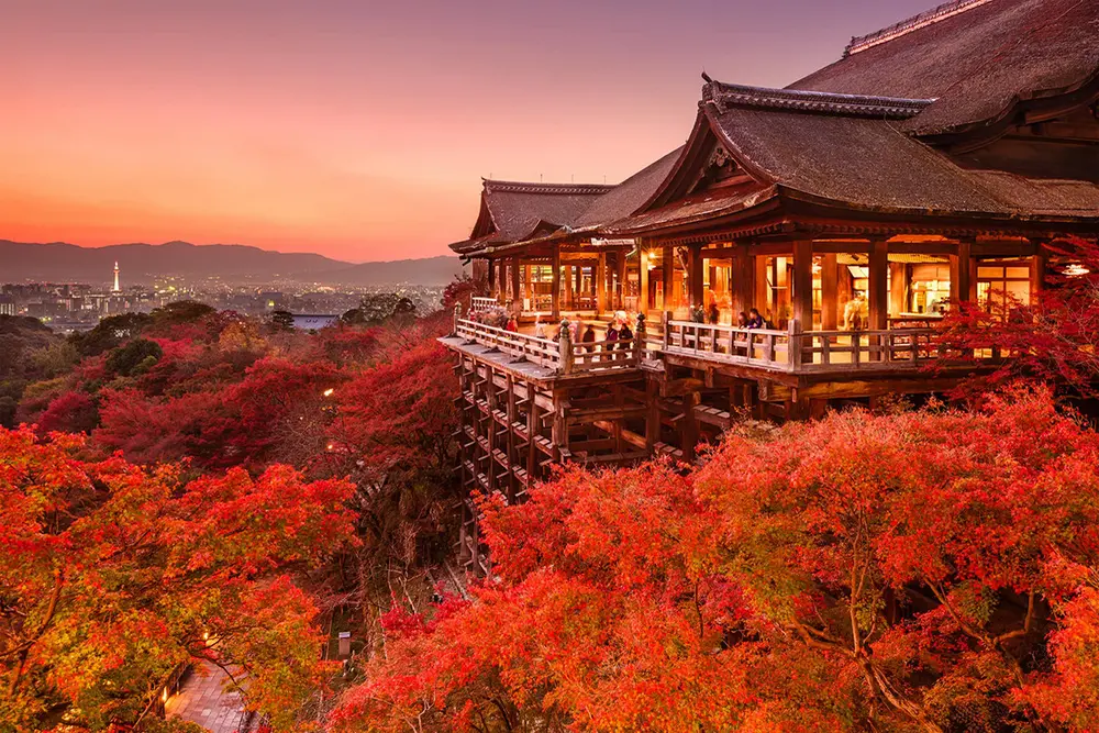 Khung cảnh mùa thu yên tĩnh tại chùa Kiyomizu-dera, Nhật Bản