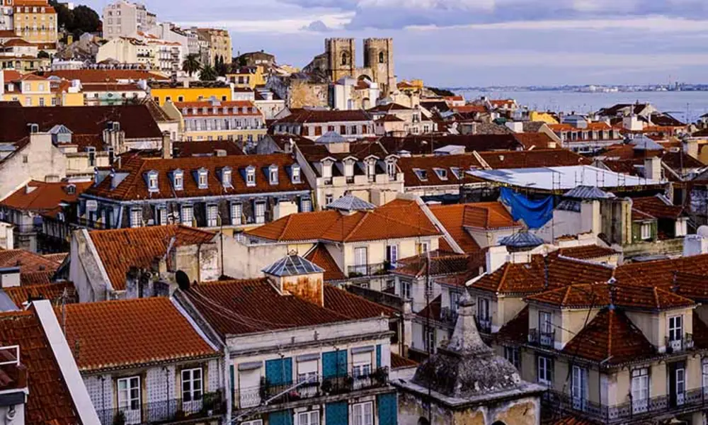 Khung cảnh cổ kính tại phố Alfama, Lisbon, Bồ Đào Nha