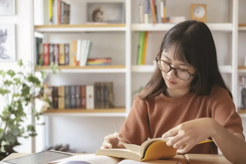 Đọc sách kỹ năng sống đều đặn giúp bạn cải thiện tư duy, hành vi và thích nghi tốt hơn với những thay đổi trong cuộc sống